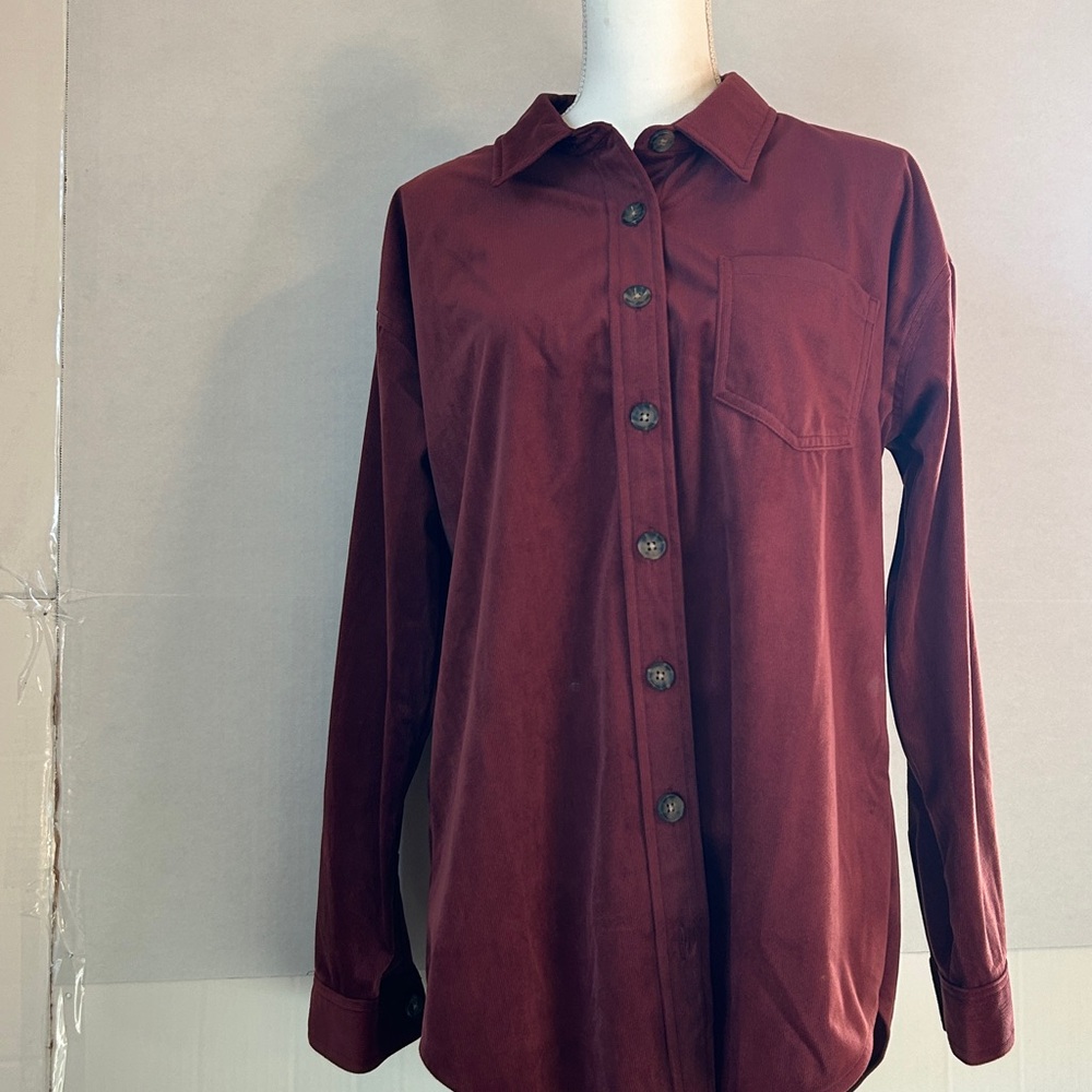 NWT Maurice’s Collared Button Down Long Sleeve Shirttail Burgandy Shirt. Size M